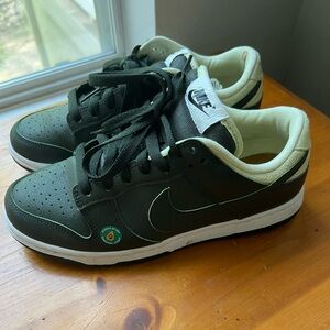 ✨LIMITED ADDITION✨
Avocado Nike Dunk Low with included shopping tote